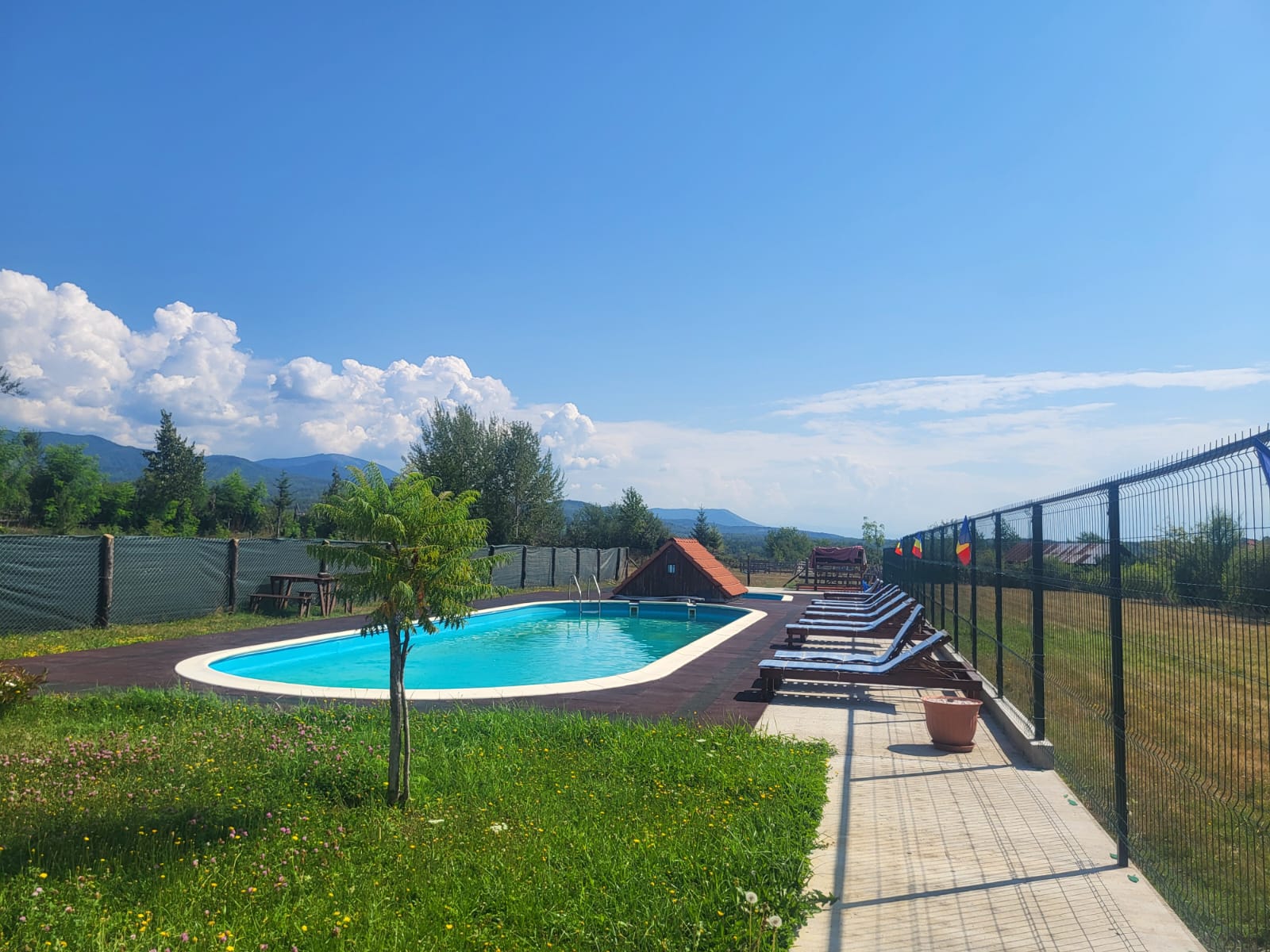 Piscina moderna pentru verile calduroase